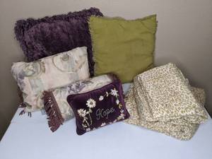 lot 550 image: Animal Print Sheet Set and (5) Throw Pillows