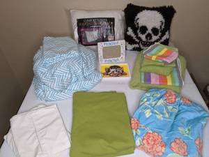 lot 652 image: Polka Dot Sheets, Travel Pillow, Body Wrap, Towels, etc.