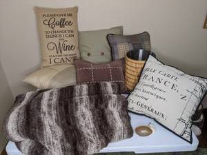 lot 653 image: (6) Throw Pillows, Blanket, Bamboo Waste Basket, Agate Night Light