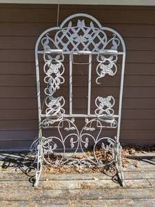lot 777 image: Tall Metal Outdoor Flower Pot Holder  Trellis