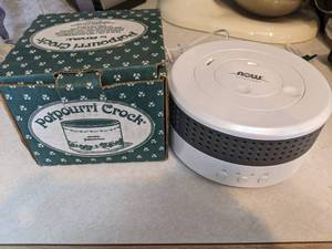 lot 648 image: Potpourri Crock and Essential Oil Diffuser