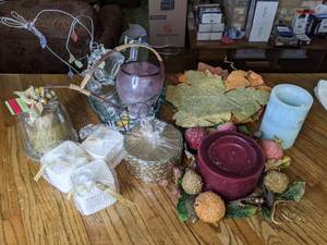 lot 649 image: Candles and Home Decor