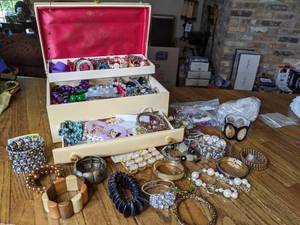 lot 650 image: Vintage Jewelry Box Filled with Costume Jewelry