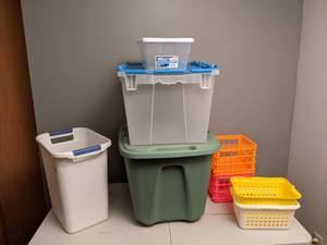 lot 829 image: (8) Plastic Storage Containers
