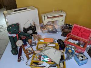 lot 696 image: Vintage Singer Stylist Sewing Machine with Carrying Case and Accessories