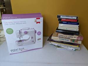 lot 697 image: Singer Pixie-Plus Craft Machine and Instructional Books