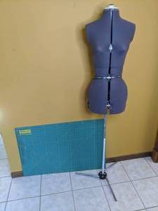 lot 800 image: Adjustable Dress Form and Rotary Mat