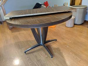 lot 811 image: Retro Dining Table with Leaf