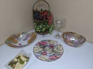 lot 679 image: Fruity Decor and Servingware