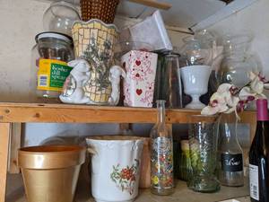 lot 852 image: Contents of Shelf Vases and Planters