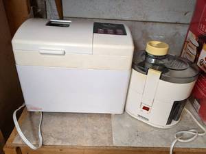 lot 853 image: Bread Maker and Juicer