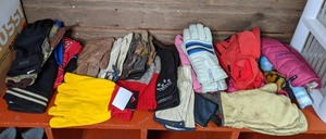 lot 860 image: Lot of Gloves, Mittens and Hats