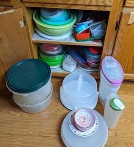 lot 783 image: Contents of Kitchen Cupboard Plastic Storage Containers, Tupperware Bowls, Cake Stand, etc.