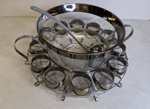 lot 789 image: Dorothy Thorpe Style Punch Bowl & Tray with (12) Glasses