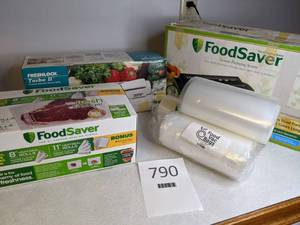 lot 790 image: Food Saver Vacuum Sealer with Extra Bags