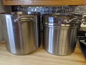 lot 794 image: Restaurant Grade Stainless Steel Stock Pot with Strainer Basket