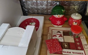lot 799 image: Snowmen & Snowflake Dishes and Decor