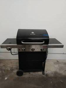 lot 17 image: Char-Broil Propane Grill