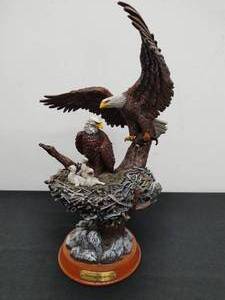 lot 253 image: Eagle figurine