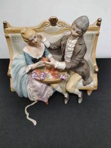 lot 254 image: Vintage Dcor Items