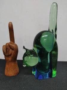 lot 163 image: Art Glass Cat and Wood Hand