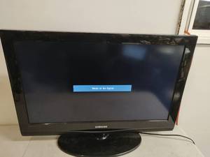 lot 173 image: Samsung 32 TV