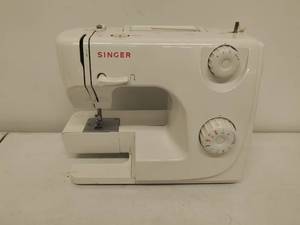 lot 185 image: Singer Sewing Machine