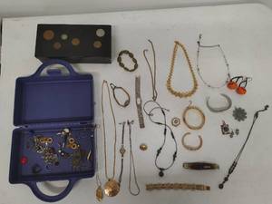lot 188 image: Collection of Jewelry