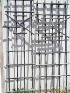 lot 24 image: 6 Wooden Gladises (4 White and 2 Bl...