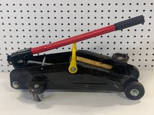 lot 18 image: Torin Two Ton Trolley Jack