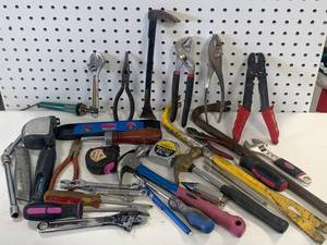 lot 32 image: Large Lot of Tools