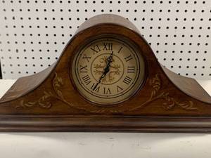 lot 39 image: Mantle Clock