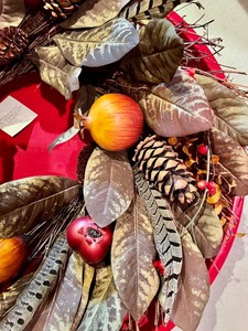 lot 100 image: New Pottery Barn Wreath