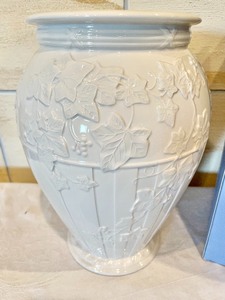 lot 110 image: Wedgewood Fine Earthenware Classic Garden Vase