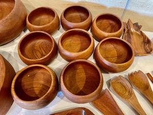 lot 118 image: Wooden Dish and Utensil Grouping