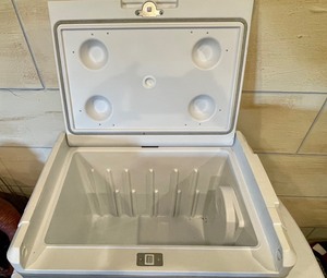 lot 142 image: Coleman Lighter Plug in Cooler