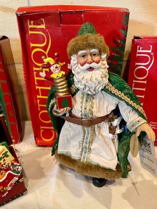 lot 162 image: Holiday Decor