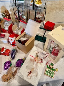 lot 174 image: Large Lot of Christmas Ornaments and Decor