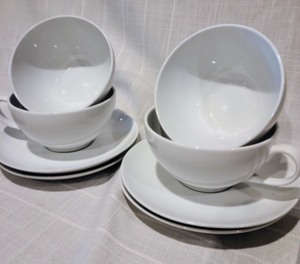 lot 26 image: Crate and Barrel White Cup Set