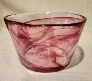 lot 38 image: Pink Swirl Kosta Boda Bowl