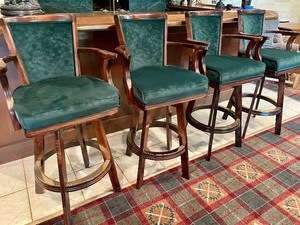 lot 261 image: 4 Beautiful Barstools