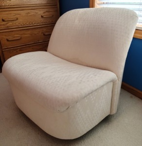 lot 90 image: Cream Textured Chair