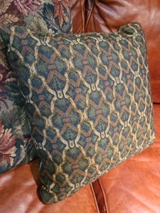 lot 93 image: Decorative Accent Pillows