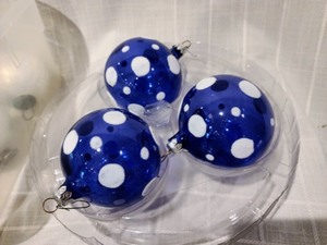 lot 307 image: Blue and White Ornaments