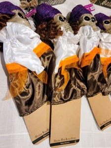 lot 320 image: Fun Halloween Decor