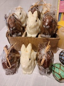 lot 322 image: Decorative SpringEaster Candles
