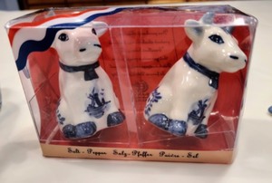 lot 334 image: Blue and White Cow Set