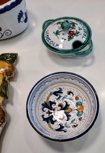 lot 371 image: Decorative Painted Italian Ceramic Pieces