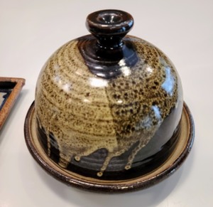 lot 375 image: Decorative Stoneware Serving Items
