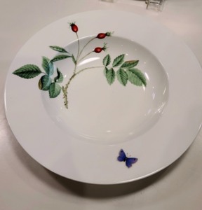 lot 393 image: Two Villeroy & Boch Dishes